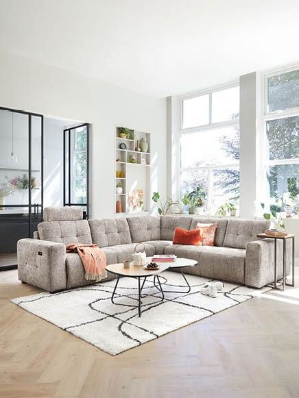 Een grote woonkamer gezellig maken